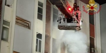 Paura a Cagliari, appartamento avvolto dal fuoco in via Fracastoro