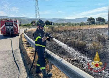 Terralba, in fiamme un terreno e alcune balle di fieno: intervento dei Vigili del Fuoco