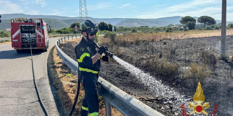 Terralba, in fiamme un terreno e alcune balle di fieno: intervento dei Vigili del Fuoco
