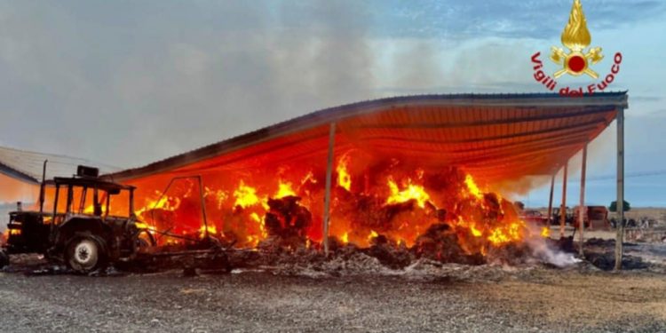 Monastir, in fiamme azienda agricola: intervento dei Vigili del Fuoco