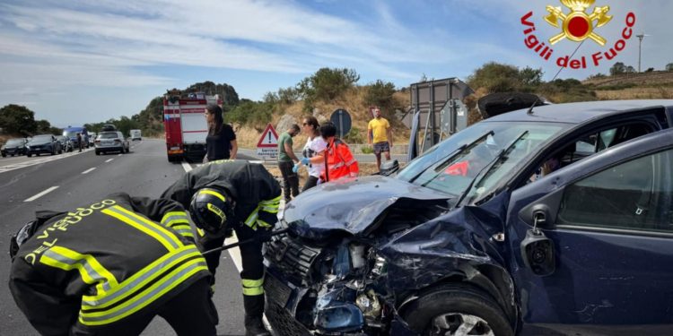 Gravissimo incidente sulla SS 131: tre auto coinvolte e cinque persone ferite