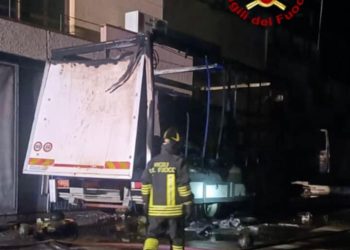 Tortolì, camion adibito a trasporto e vendita di frutta dato alle fiamme