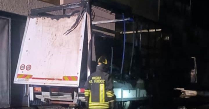 Tortolì, camion adibito a trasporto e vendita di frutta dato alle fiamme