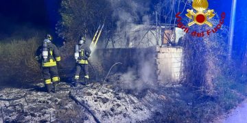 Olbia, in fiamme terreno vicino al campo rom: intervento dei Vigili del Fuoco