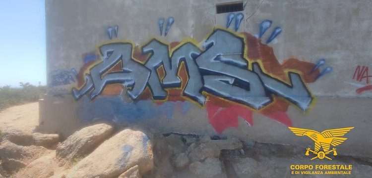 Turisti imbrattano faro con lo spray a Muravera, denunciati