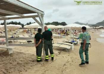 Sarrabus, rimossi 300 ombrelloni abusivi e sanzioni per migliaia di euro