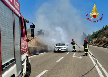Auto prende fuoco sulla SS 195: intervento dei Vigili del Fuoco