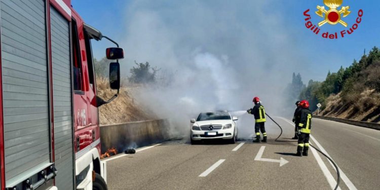 Auto prende fuoco sulla SS 195: intervento dei Vigili del Fuoco