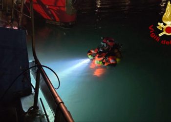 Peschereccio urta gli scogli e rischia di affondare a Porto Torres