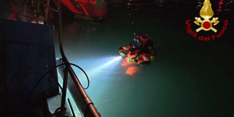 Peschereccio urta gli scogli e rischia di affondare a Porto Torres