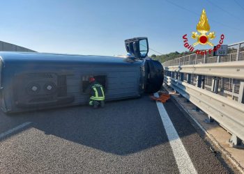 Scontro tra auto e furgone sulla SS 131 Dcn: due feriti