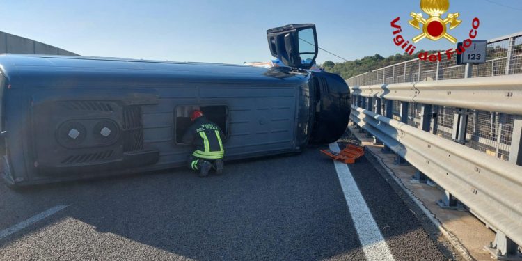 Scontro tra auto e furgone sulla SS 131 Dcn: due feriti