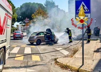 Monserrato, in fiamme auto in centro