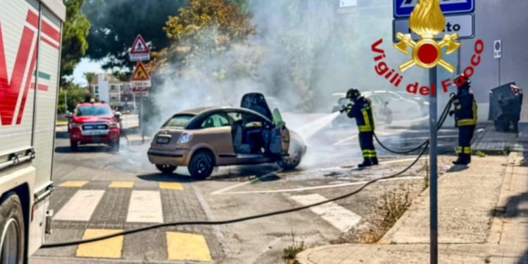 Monserrato, in fiamme auto in centro