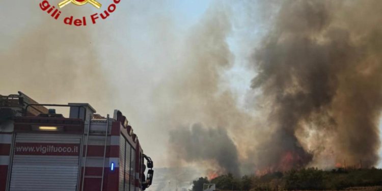 Fiamme a Birori: chiusa la SS 131