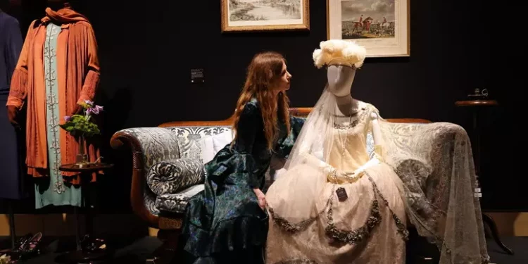 All’asta online costumi e oggetti della serie Downton Abbey