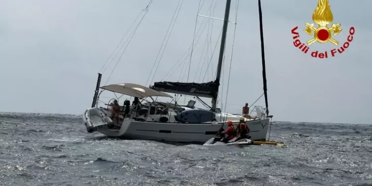 Barca a vela si incaglia a Porto Ottiolu, salvate tre persone