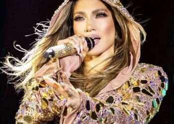 Jennifer Lopez una stella che brilla nella notte in Costa Smeralda