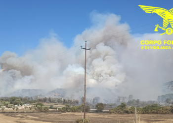 Afa e maestrale, inferno di fuoco nell’isola: 20 incendi in Sardegna