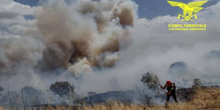 Fiamme a Seulo, prosegue l’opera di spegnimento e bonifica della zona interessata dalle fiamme
