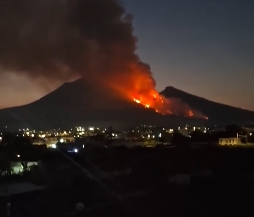 Il grosso incendio sul Vesuvio prosegue e si estende: fiamme alte visibili anche a chilometri di distanza