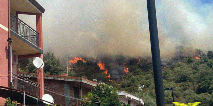 Vasto incendio a Seulo: in azione tre elicotteri per spegnere le fiamme vicine all’abitato