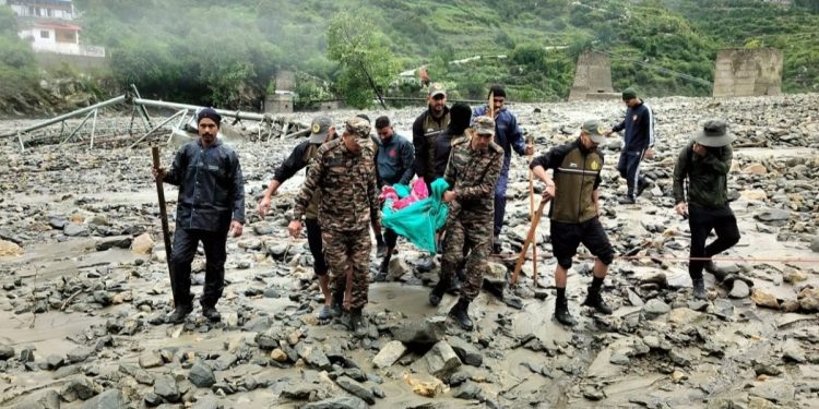 Valanga di fango spazza via un intero villaggio indiano, centinaia i dispersi
