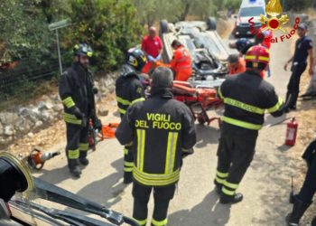 Esce di strada a Porto Torres: una persona rimane incastrata dentro l’auto