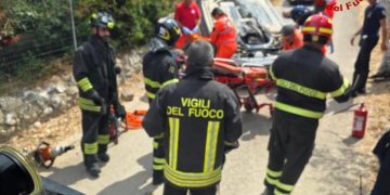 Esce di strada a Porto Torres: una persona rimane incastrata dentro l’auto