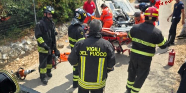 Esce di strada a Porto Torres: una persona rimane incastrata dentro l’auto