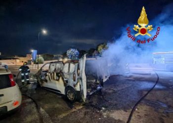 Notte impegnativa per i Vigili del Fuoco della Gallura: tre auto in fiamme