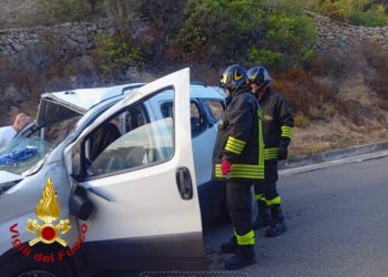 Arzachena, furgone impatta sul cordolo e si ribalta: un ferito