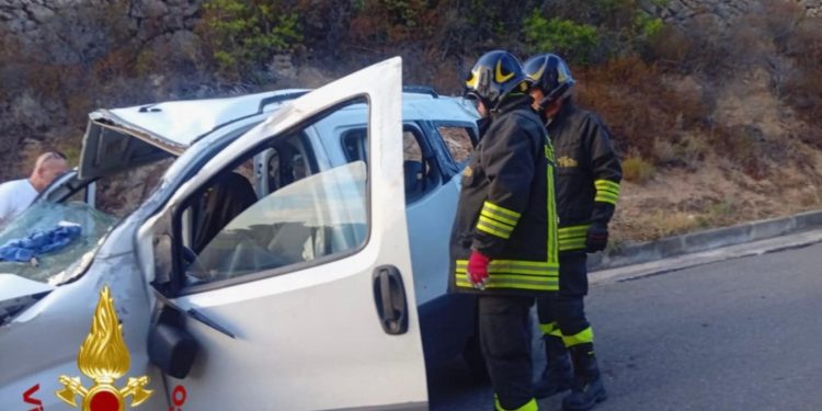 Arzachena, furgone impatta sul cordolo e si ribalta: un ferito