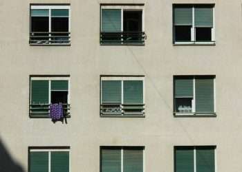 Finestre chiuse anche in alto e niente foto delle vacanze sui social: le ‘regole’ per evitare i furti quando si è via