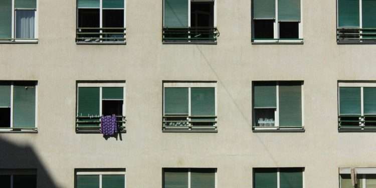 Finestre chiuse anche in alto e niente foto delle vacanze sui social: le ‘regole’ per evitare i furti quando si è via