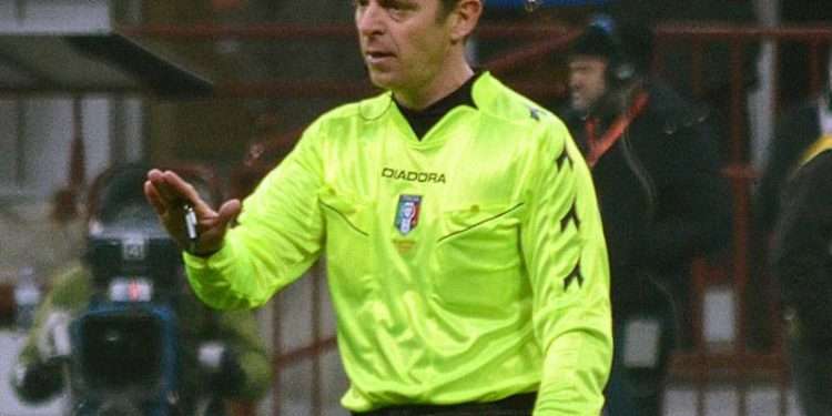 Gli arbitri spiegheranno le decisioni Var in tempo reale, allo stadio