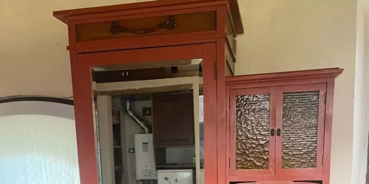 Trova buoni postali per 190 mila euro in un vecchio mobile