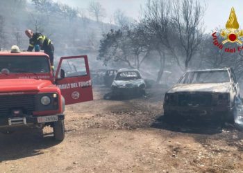Vastissimo incendio a Ozieri, distrutte aziende agricole: due canadair in azione