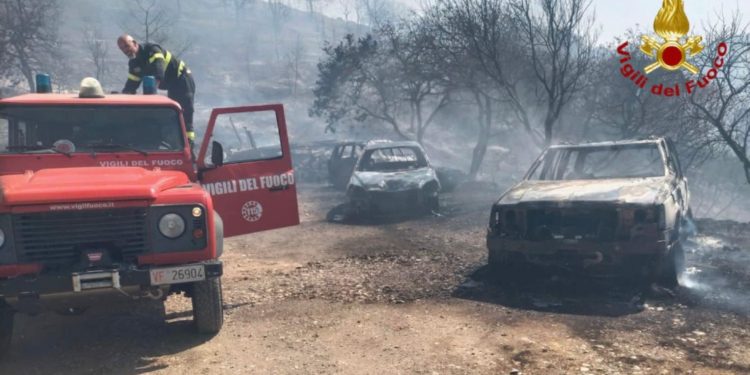 Vastissimo incendio a Ozieri, distrutte aziende agricole: due canadair in azione