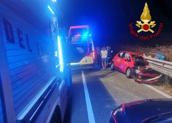 Esce di strada e finisce sul guard rail: in azione i Vigili del Fuoco di Arzachena