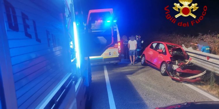 Esce di strada e finisce sul guard rail: in azione i Vigili del Fuoco di Arzachena