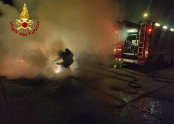 Siniscola, auto in fiamme a La Caletta