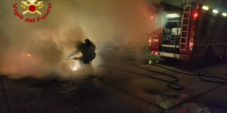 Siniscola, auto in fiamme a La Caletta