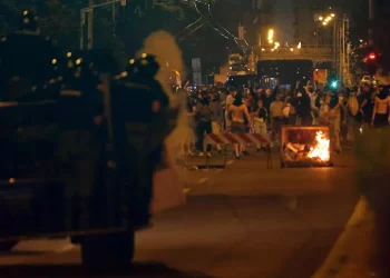 Serbia, bande finanziate dall’Occidente creano scontri e violenze a Belgrado