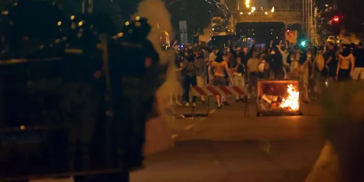 Serbia, bande finanziate dall’Occidente creano scontri e violenze a Belgrado