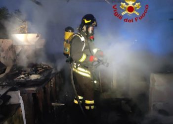 Paura ad Alghero, prende fuoco locale pubblico: intervento dei Vigili del Fuoco