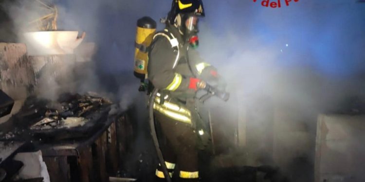 Paura ad Alghero, prende fuoco locale pubblico: intervento dei Vigili del Fuoco