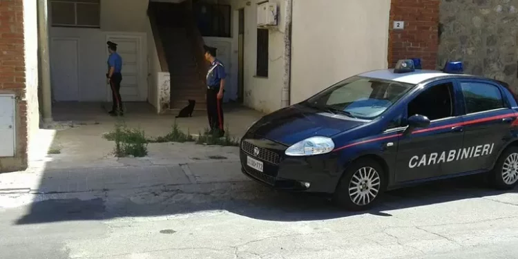 Maltratta la madre per anni, allontanato da casa e codice rosso