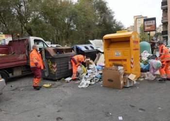 Il Comune di Roma dice addio ai cassonetti per gli abiti usati: “Rovistaggio difficile da presidiare”