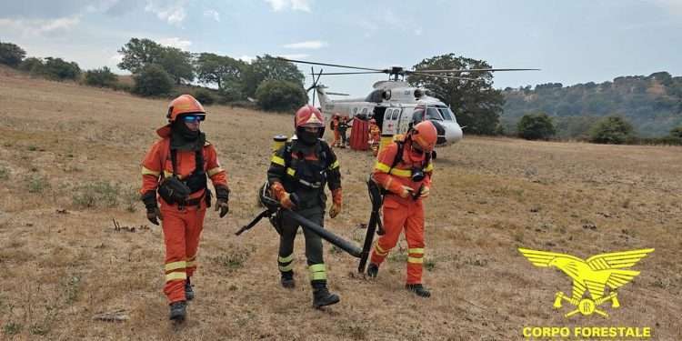 7 incendi in Sardegna, l’elicottero interviene ad Orgosolo